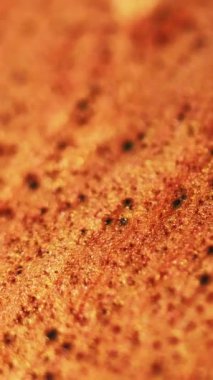 Dikey video. Parçacık sıvısı. Işıldayan boya. Odaklanmamış altın bronz siyah renk parlak kum dokusu dalga hareketi soyut sanat arkaplanı.