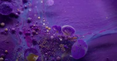 Baloncuk döküldü. Boya karışımı. Yağ rengi ışıldayan suda çözünen patlamayı düşürür. Mor kahverengi pigment soyut sanat arkaplanı sıçratıyor.