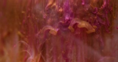 Parlayan ışığı boya. Bulanık renk karışımı. Odaklanmamış mor bronz parlayan sıvı damlalar soyut sanat arka planında sıvı buhar dokusu dalgası.