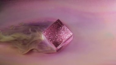 Işıl ışıl parlıyor. Parlak parlak boya. Parlak sarı akış dumanı parıldayan küp kübü mürekkep dokusu sanat ışığı arka planında yüzüyor.