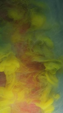 Yanık karışımı. Mürekkep suyu patlaması. Mavi mavi mavi renk akışı akrilik buhar bulutu duman buharı pembe soyut sanat arka planında.