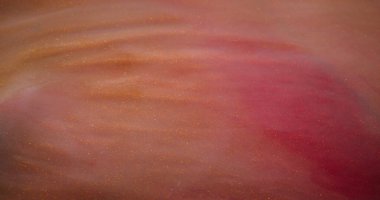 Boya akışı. Işıldayan sıvı. Pembe şeftali rengi değişen mistik ışıl ışıl hava mermer bükülen soyut arka plan.