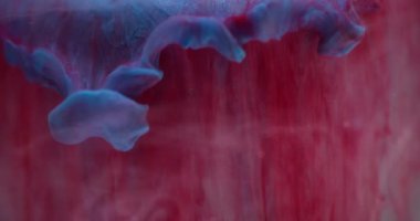Kimya dumanı. Boya mürekkebi bulutu. Odaklanmamış mavi renk parlaklık likit damlalar akışkan buhar doku dalgası soyut sanat arka planında.