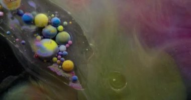 Mermer yağ damlası. Duman sıvısı. Yüzeyde hareket eden şeffaf lekeli jel baloncukları. Renkli köpük soyut arkaplan