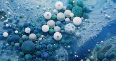 Sanat sıvısı. Tüylü yüzey. Mavi yuvarlak boya jeli yaratıcı akış soyut bir arka plan bırakır. Marbling odağını kaybetmiş renkli parçacıklar su dokusu.