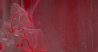 Mürekkep ıslak etkisi. Bulanık boya damlıyor. Odaklanmamış beyaz parlak sıvı, soyut sanat ışığı arka planında bulut buharı dokusu dalgası bırakıyor.