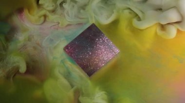 Mürekkep suyu karışımı. Sıvı boya. Parlak sarı renk akışı duman pırıltısı küp bulut boya dokusu mor parıldayan sanat arka planında yüzüyor.