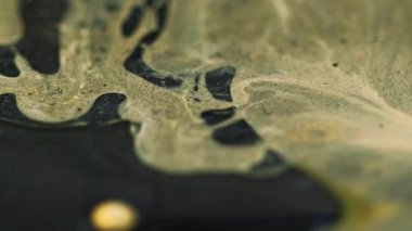 Sıvı jel. Bulanık serum emülsiyonu. Odaklanamayan sarı renkli parlak parlak yapışkan desenli yağ sızıntısı soyut sanat arka planında yüzen boya boya mürekkebi karışımı.