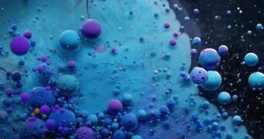 Sanat akışı. Kabarcık mürekkebi. Mavimsi, mor emülsiyon akrilik jel damlaları. Dalgalı karıştırma parçacıkları renkli soyut arkaplan.