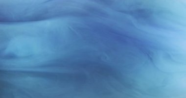 Sis dalgası. Buhar dokusu. Rüya gibi bir gökyüzü. Suda yüzen mavi renk bulutu hareketli soyut sanat arkaplanını ortaya çıkarıyor.