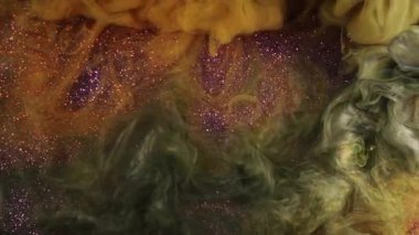 Parlak sis. Parıldayan boya sisi. Odaklanmamış altın bronz renk mürekkep deseni mor soyut sanat ışığı arka planında yüzen sis sıçraması.