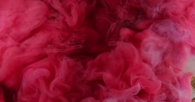 Boya bulutu. Renk dumanı. Çözünmüş pembe su altı buharı sıçraması altın parıltı dokusu soyut sanat arka planında ortaya çıkıyor..