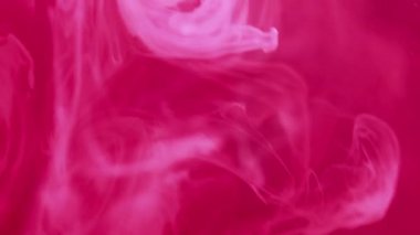 Renk kaybı. Mürekkep fırıl fırıl dönüyor. Odaklanmamış kırmızı, pırıl pırıl parlayan, parlak duman bulutu soyut sanat arka planında yüzen, ışıl ışıl sıvı bir leke..