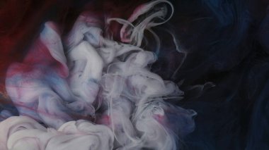 Dönen patlama. Mürekkep boyası. Odaklanmamış beyaz kırmızı renk parlıyor buhar deseni duman soyut sanat koyu siyah arkaplan üzerinde.