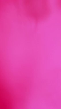 Dikey video. Odaklanamayan duman. Mezuniyet geçmişi. Magenta pembe mürekkep rengi su damlası karışım buhar bulutu hareketi pürüzsüz soyut sanat dokusu.