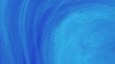 Parlak resim. Parıltı yanıp sönüyor. Odaklanamayan parlak mavi, soyut modern sanat arka planına mürekkep buharı, duman bulutu, girdap dalgası serpti..