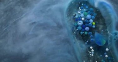 Mermer yağ damlası. Duman sıvısı. Yüzeyde hareket eden büyük şeffaf nokta jel kabarcıkları çözünmüş sisli su üzerinde hareket ediyor. Mavi gri köpük soyut arkaplan