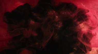 Renk patlaması. Parlak boya patlaması. Odaklanmamış kırmızı, koyu renk, parıldayan, sıçrayan mürekkep lekesi, altın soyut sanat ışığı arka planında yüzen..