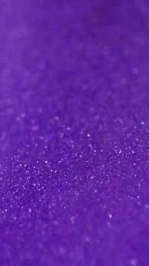 Dikey video. Parıldayan sıvı dökülmüş. Bokeh ışığı. Odaklanamayan mor beyaz renk kum dokusu cilası dalga hareketi soyut sanat arkaplanı.