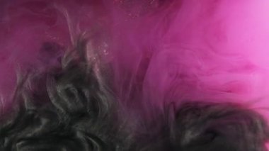 Boya sıçraması. Renkli boya. Parlak siyah pembe mürekkep bulutu. Soyut sanat ışığı arka planında yüzen duman bulutu dokusu..