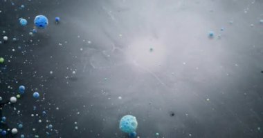 Boya çiçeği. Renk patlaması. Siyah su yüzeyine yayılan beyaz mürekkep damlası sisi yağ jeli baloncukları. Sanat açıcı soyut arkaplan.