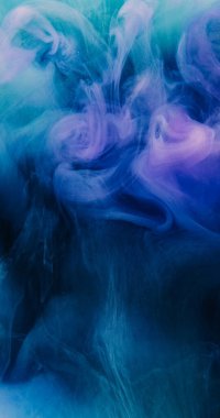 Duman patlaması. Suyu boya. Odaklanmamış mor renk gradyanı parlak partiküller buhar dalgası akışı soyut sanat arka planı.