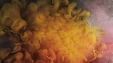 Bulut mürekkebi. Boya dumanı sıçraması. Soyut ışıldayan pembe sanat ışığı arka planında sarı renkli, ışıl ışıl parlayan bir sis dokusu..