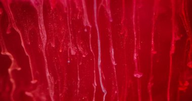 Mürekkep ıslak etkisi. Bulanık boya damlıyor. Odaklanmamış kırmızı renk parlatıcı sıvı soyut sanat arka planına su bulutu buharı dokusu dalgası düşürür.