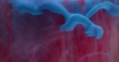 Mürekkep suyu girdabı. Görüntü yaratıcı duman. Odaklanmamış mavi renk parlaklık likit damlalar akışkan buhar doku dalgası soyut sanat arka planında.