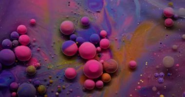 Acryl kabarcığı. Sanat sıvısı. Menekşe pembe turuncu pigmenti boya. Mistik asit yüzey emülsiyonu soyut arkaplan içeriğini patlatıyor.