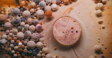 Boya sabunu. Yağ damlası. Kalın kremalı, akrilik mürekkepli, bej köpüklü sanat sıvısı. Dökümcü karıştırıcı pigment köpük soyut arkaplan.