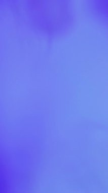 Dikey video. Odaklanamayan duman. Mezuniyet geçmişi. Mavi mor renkli mürekkep damlası karışım buhar bulutu hareketi pürüzsüz soyut sanat dokusu.