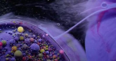 Çok renkli sıvı. Kabarcık boyası. Katmanlı yağ lekesi, menekşe sarısı, pembe, gri, köpüklü mürekkep dumanın üzerinde yüzüyor, parlayan su soyut arka plan yüzeyi..