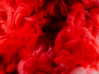 Boya bulutu. Renk dumanı. Odaklanmamış kırmızı su altı buhar dokusu koyu siyah soyut sanat arka planında yayılıyor..