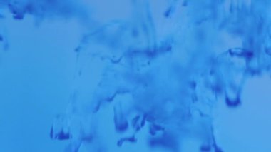 Soyut parlak. Boya sıçraması. Odaklanamayan parlak mavi renkli parlak akışlar modern sanat arka planında sıvı sihirli dumanlı bulutlar.