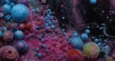 Işıldayan akış. Parlak boya damlası. Köpüklü su içinde çözünen renkli akrilik jel. Yaratıcı sıvı karışımı soyut arka plan köpük dokusu.