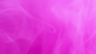Muhteşem bir duman. Duman bulutu. Odaklanmamış parlak pembe renk sıçraması boya akışı sisi girdabı soyut sanat arka planında ilerliyor.