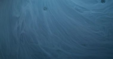 Mermer akışı. Boya girdabı. Yuvarlak yağ lekeli duman dokusu. Soyut gri mavi pürüzsüz odaklanmış arkaplan.