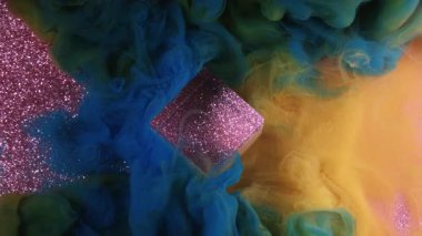 Akrilik boya dökülmüş. Mürekkep karışımı. Parlak sarı çok renkli duman dokusu ışıl ışıl parlayan küp bulutu sanat mor parlak ışık arka planında yüzüyor.