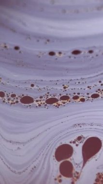 Dikey video. Fizzy sıvısı. Kabarcık boyası. Odaklanmamış mavi sarı yağ dokusu koyu soyut sanat arka planında köpük sıvı karıştırma hareketi.