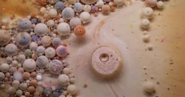 Boya sabunu. Yağ damlası. Kalın kremalı, akrilik mürekkepli, bej köpüklü sanat sıvısı. Dökümcü karıştırıcı pigment köpük soyut arkaplan.