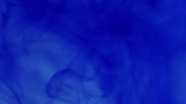 Duman mürekkebi arka planı. Renkli sis. Odaklanamayan parlak mavi, resim dokusu bulutunu soyut sanat ışığı üzerinde hareket ettiriyor..