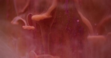 Köpüklü boya suyu. Bulanık arkaplan. Odaklanmamış mor bronz parlak sıvı damlalar akışkan buhar dokusu dalgası.