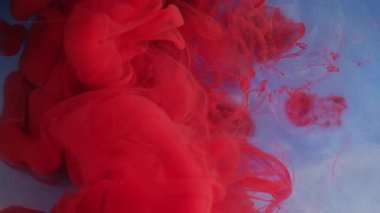 Renk sıçraması. Sihirli duman. Odaklanmamış kırmızı, parlayan buhar boyası, mavi beyaz, soyut sanat ışığı arka planında yüzen mürekkep lekesi..