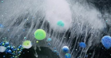 Yağ sıvısı. Boya çözülür. Sanat dumanı sıvısında akan renkli mürekkep kabarcıkları. Mistik ambians su peçesi köpük soyut bulanık arkaplan.