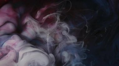 Renk patlaması. Mürekkep dumanı bulutu. Odaklanmamış beyaz, mavi, ışıltılı, parlak boya lekesi altın rengi, soyut sanat arka planında süzülüyor..