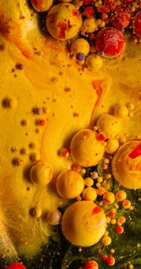 Pigment parıltısı. Kabarcık boyası. Mermer yağ akıntısı köpüklü sarı altın damlaları karıştırıyor. Soyut su arkaplanı yuvarlak parçacıkları dökülüyor.