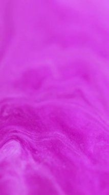 Dikey video. Boya dalgası. Bulanık arkaplan. Odaklanmamış pembe renk parıldayan parıltılı mermer desen akrilik emülsiyon akış hareketi soyut sanat.