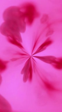 Dikey video. Kaleydoskop boya. Soyut süs. Odaklanmamış morumsu pembe mürekkep rengi su damlası karışık çember akışı hipnotik hareket meditasyon sanat dokusu.