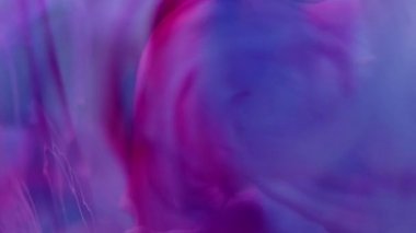 Boyayı karıştırıyorum. Dumanlı sanat. Odaklanmamış pembe renkli ışıltılı sıçrama parıltılı parıltı parıltı bulutu soyut ışık arka planında yüzen sıvı damlacık..